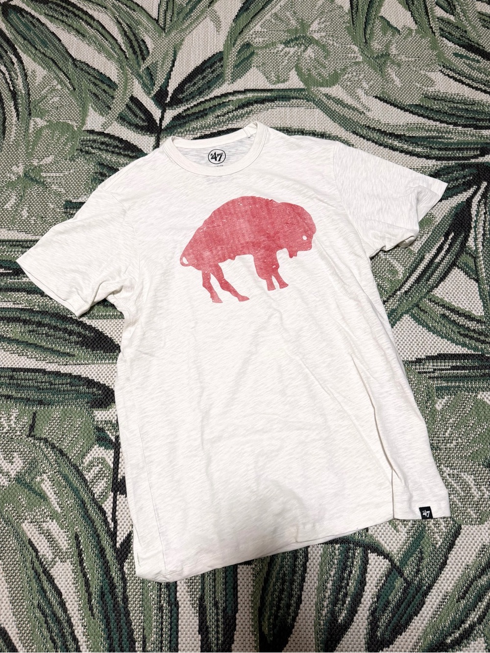 '47 Brand Buffalo Bills NFL White Tee with Red Buffalo Graphic Mens Size Small